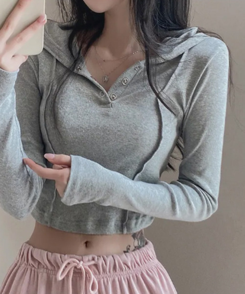VIVID LADY(ビビッドレディー)の「ヘンリーネック フーディー クロップドトップス(Tシャツ/カットソー・レディース・ブラック/グレー/ベージュ・FREE)」の3枚目の写真