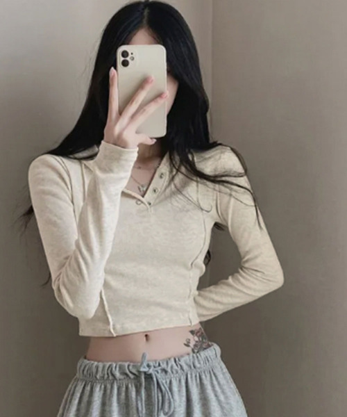 VIVID LADY(ビビッドレディー)の「ヘンリーネック フーディー クロップドトップス(Tシャツ/カットソー・レディース・ブラック/グレー/ベージュ・FREE)」の9枚目の写真