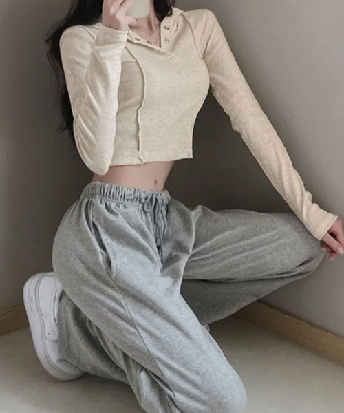 VIVID LADY(ビビッドレディー)の「ヘンリーネック フーディー クロップドトップス(Tシャツ/カットソー・レディース・ブラック/グレー/ベージュ・FREE)」の10枚目の写真