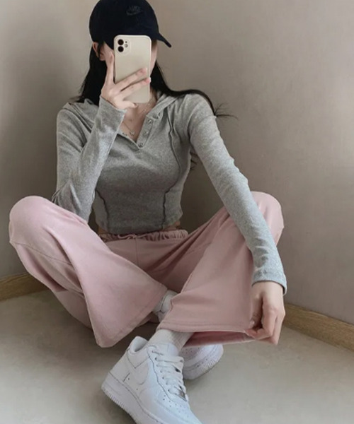 VIVID LADY(ビビッドレディー)の「ヘンリーネック フーディー クロップドトップス(Tシャツ/カットソー・レディース・ブラック/グレー/ベージュ・FREE)」の13枚目の写真