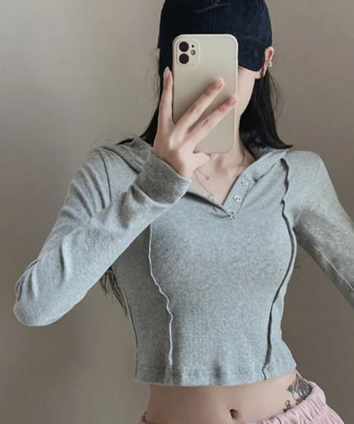 VIVID LADY(ビビッドレディー)の「ヘンリーネック フーディー クロップドトップス(Tシャツ/カットソー・レディース・ブラック/グレー/ベージュ・FREE)」の14枚目の写真