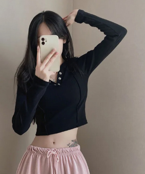 VIVID LADY(ビビッドレディー)の「ヘンリーネック フーディー クロップドトップス(Tシャツ/カットソー・レディース・ブラック/グレー/ベージュ・FREE)」の19枚目の写真