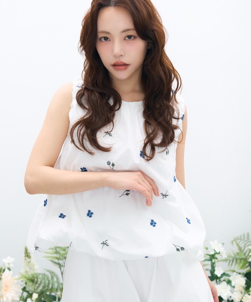 krahe(クレーエ)の「立体バルーン フラワー刺繍ノースリーブ(シャツ/ブラウス・レディース・ホワイト/ブラック・FREE)」の5枚目の写真
