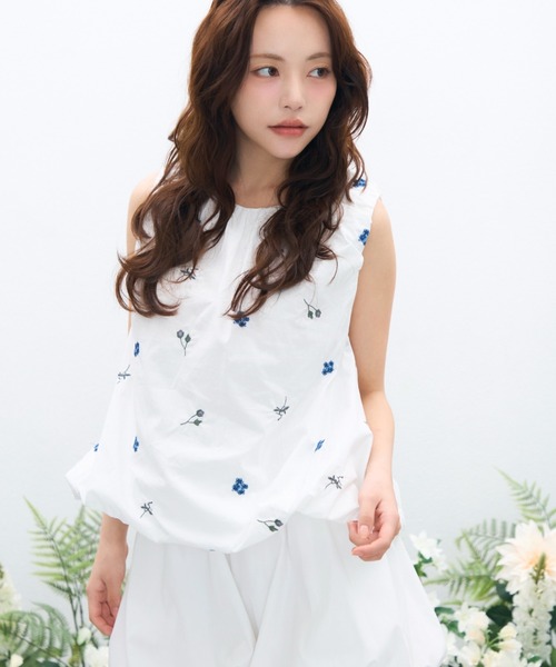 krahe(クレーエ)の「立体バルーン フラワー刺繍ノースリーブ(シャツ/ブラウス・レディース・ホワイト/ブラック・FREE)」の3枚目の写真