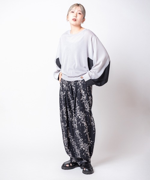OSMOSIS(オズモーシス)の「プリントタックパンツ(その他パンツ・レディース・マスタード/ブラック系その他/ブラック×グリーン・ONE SIZE)」の9枚目の写真