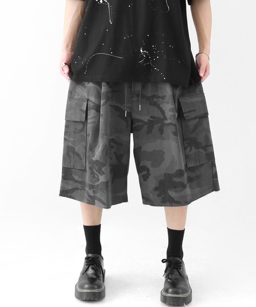 minsobi（ミンソビ）の「カモフラージュ ワイドカーゴ ハーフパンツ カットオフ仕様 ユニセックス（チノパンツ・メンズ・チャコールグレー/ベージュ・FREE）」の3枚目の写真