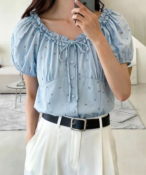 AMAJI(アマジ)の「オフショルダー フラワープリント コットンブラウス(シャツ/ブラウス・レディース・ライトグリーン/ホワイト/ベージュ/ライトブルー・FREE)」の4枚目の写真