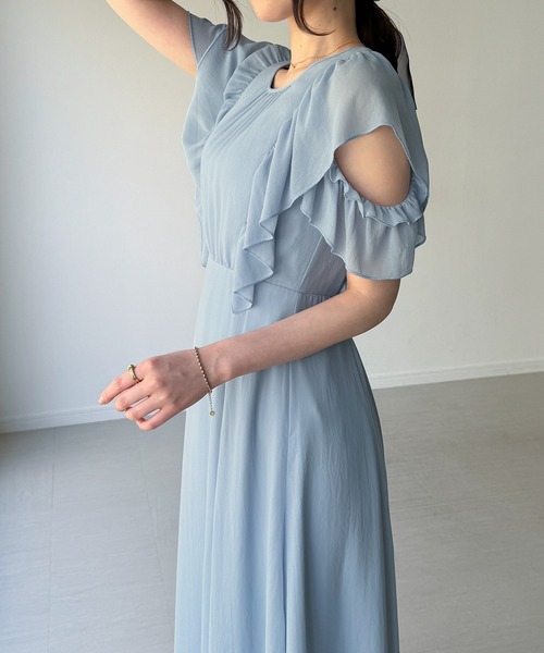 junoah(ジュノア)の「オープンショルダーフレアワンピース(ワンピース・レディース・グレー/チャコール/ライトブルー・LARGE/MEDIUM/SMALL)」の6枚目の写真