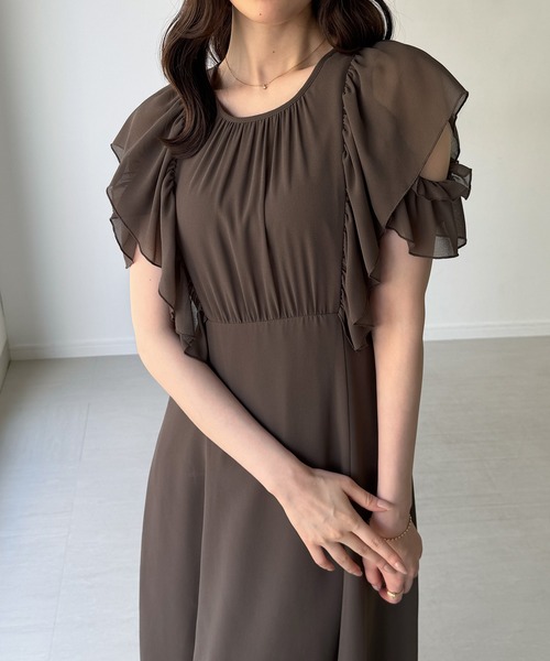 junoah(ジュノア)の「オープンショルダーフレアワンピース(ワンピース・レディース・グレー/チャコール/ライトブルー・LARGE/MEDIUM/SMALL)」の11枚目の写真