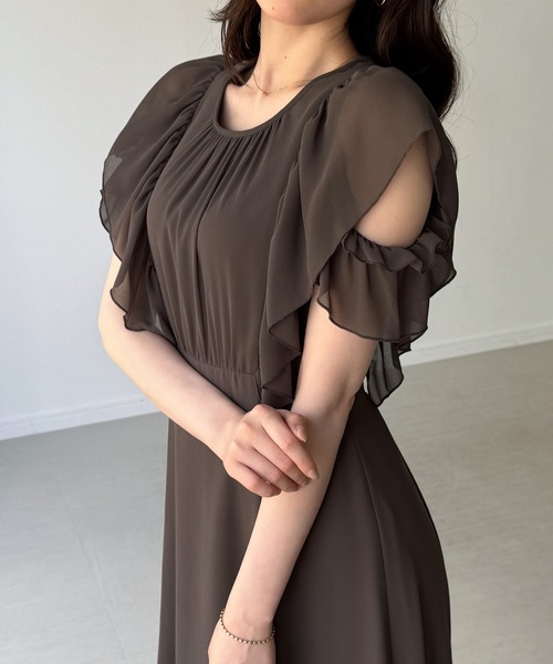 junoah(ジュノア)の「オープンショルダーフレアワンピース(ワンピース・レディース・グレー/チャコール/ライトブルー・LARGE/MEDIUM/SMALL)」の12枚目の写真