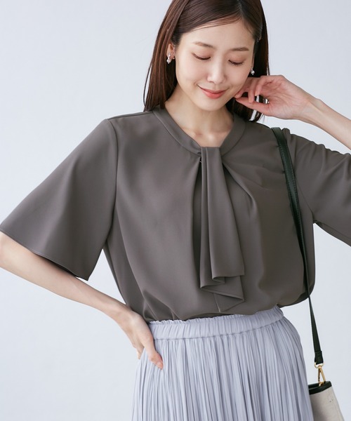 ROPE' PICNIC（ロペピクニック）の「メタルパーツ フロント フリル タイ ハーフスリーブ ブラウス（シャツ/ブラウス・レディース・サックスブルー/ベージュ/チャコールグレー/ホワイト・M/L）」の3枚目の写真