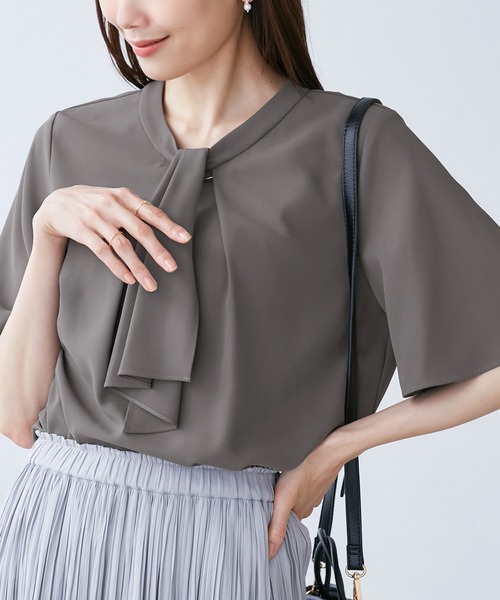 ROPE' PICNIC（ロペピクニック）の「メタルパーツ フロント フリル タイ ハーフスリーブ ブラウス（シャツ/ブラウス・レディース・サックスブルー/ベージュ/チャコールグレー/ホワイト・M/L）」の9枚目の写真