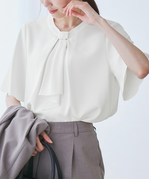 ROPE' PICNIC（ロペピクニック）の「メタルパーツ フロント フリル タイ ハーフスリーブ ブラウス（シャツ/ブラウス・レディース・サックスブルー/ベージュ/チャコールグレー/ホワイト・M/L）」の11枚目の写真