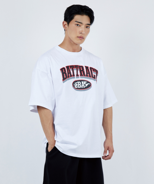 BATTRACT（バトラクト）の「BAアーチ円形レッドオーバーフィット半袖Tシャツ[ホワイト]（Tシャツ/カットソー・メンズ・ホワイト・1/2）」の2枚目の写真