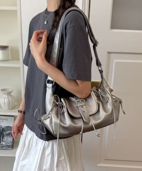 LETee(レティー)の「ドロストデザインがアクセント!トレンド感たっぷりの大容量フェイクレザーショルダーバッグ(ショルダーバッグ・レディース・ブラック/ホワイト/ブラウン/シルバー・FREE)」の4枚目の写真