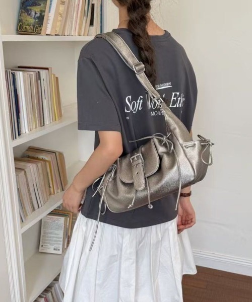 LETee(レティー)の「ドロストデザインがアクセント!トレンド感たっぷりの大容量フェイクレザーショルダーバッグ(ショルダーバッグ・レディース・ブラック/ホワイト/ブラウン/シルバー・FREE)」の7枚目の写真