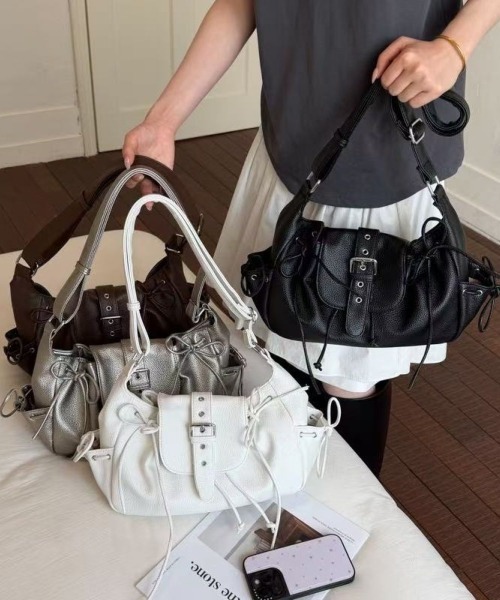 LETee(レティー)の「ドロストデザインがアクセント!トレンド感たっぷりの大容量フェイクレザーショルダーバッグ(ショルダーバッグ・レディース・ブラック/ホワイト/ブラウン/シルバー・FREE)」の9枚目の写真