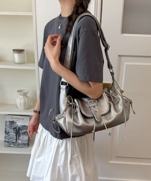 LETee(レティー)の「ドロストデザインがアクセント!トレンド感たっぷりの大容量フェイクレザーショルダーバッグ(ショルダーバッグ・レディース・ブラック/ホワイト/ブラウン/シルバー・FREE)」の17枚目の写真