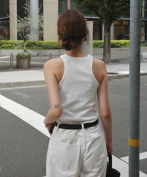 SallyLunn（サリーラン）の「【MARINA×SallyLunn】着回し自在なマルチway！アメリカンスリーブタンク付きリブトップス（Tシャツ/カットソー・レディース・オフホワイト/ブラック・FREE）」の17枚目の写真