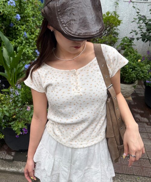 w closet（ダブルクローゼット）の「【小花柄・ドット】ヘンリーTシャツ（Tシャツ/カットソー・レディース・ブラック/グレー/イエロー/アイボリー・FREE）」の4枚目の写真