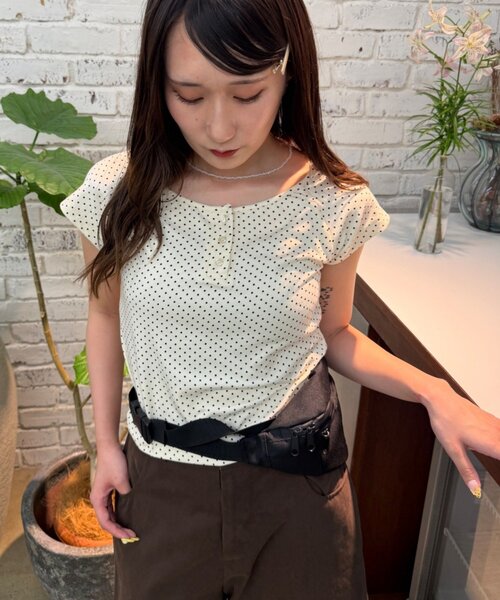 w closet（ダブルクローゼット）の「【小花柄・ドット】ヘンリーTシャツ（Tシャツ/カットソー・レディース・ブラック/グレー/イエロー/アイボリー・FREE）」の2枚目の写真