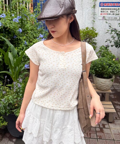 w closet（ダブルクローゼット）の「【小花柄・ドット】ヘンリーTシャツ（Tシャツ/カットソー・レディース・ブラック/グレー/イエロー/アイボリー・FREE）」の11枚目の写真