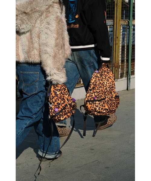 OFFWINTER（オフウィンター）の「【OFFWINTER】レオパード ロケットバックパック 9インチ（スペースシリーズ）（バックパック/リュック・メンズ・レオパード/アニマル・SMALL）」の8枚目の写真