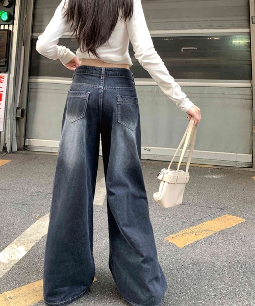 AMAJI（アマジ）の「ウォッシュ加工 ヴィンテージ風 3Dフラワー デニムパンツ（デニムパンツ・レディース・ブルー・SMALL/MEDIUM/LARGE/X-LARGE）」の3枚目の写真