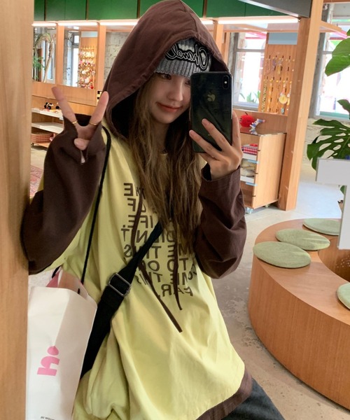 CHEER(チアー)の「英字ロゴ レイヤード風フード付きロンT / ビッグシルエット パーカードッキングTシャツ(Tシャツ/カットソー・レディース・イエロー/ピンク・FREE)」の2枚目の写真
