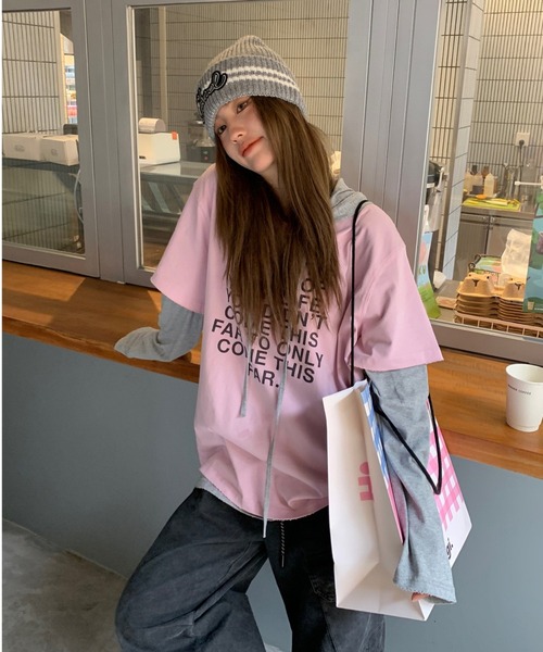CHEER(チアー)の「英字ロゴ レイヤード風フード付きロンT / ビッグシルエット パーカードッキングTシャツ(Tシャツ/カットソー・レディース・イエロー/ピンク・FREE)」の5枚目の写真