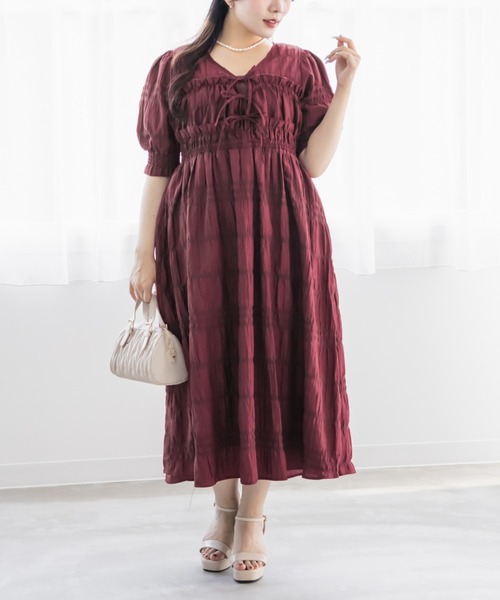 CLETTE(クレット)の「フロントリボンプリーツワンピース(ワンピース・レディース・ブラック/グレー/ワイン・LL/3L/4L)」の1枚目の写真