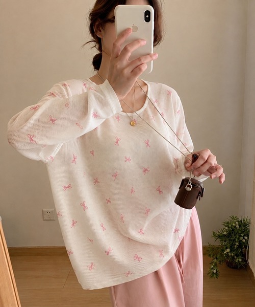 VIBGYOR（ヴィブジョー）の「【EIZZ/アイズ】リボン総柄 プリント リブ ルーズカットソー / 長袖 Tシャツ（Tシャツ/カットソー・レディース・ピンク/ブルー・FREE）」の2枚目の写真