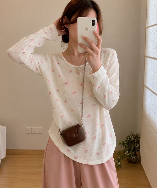 VIBGYOR（ヴィブジョー）の「【EIZZ/アイズ】リボン総柄 プリント リブ ルーズカットソー / 長袖 Tシャツ（Tシャツ/カットソー・レディース・ピンク/ブルー・FREE）」の9枚目の写真