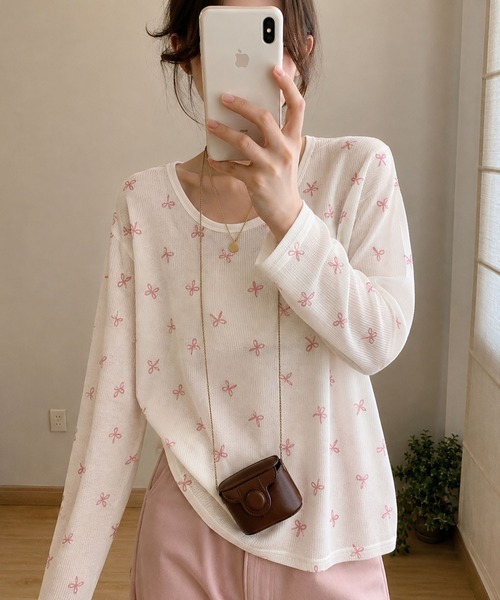 VIBGYOR（ヴィブジョー）の「【EIZZ/アイズ】リボン総柄 プリント リブ ルーズカットソー / 長袖 Tシャツ（Tシャツ/カットソー・レディース・ピンク/ブルー・FREE）」の8枚目の写真