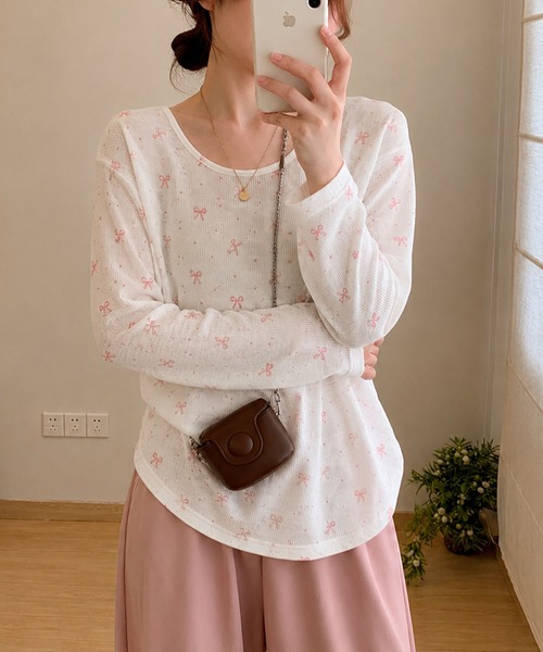 VIBGYOR（ヴィブジョー）の「【EIZZ/アイズ】リボン総柄 プリント リブ ルーズカットソー / 長袖 Tシャツ（Tシャツ/カットソー・レディース・ピンク/ブルー・FREE）」の7枚目の写真