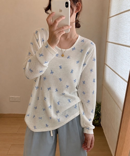 VIBGYOR（ヴィブジョー）の「【EIZZ/アイズ】リボン総柄 プリント リブ ルーズカットソー / 長袖 Tシャツ（Tシャツ/カットソー・レディース・ピンク/ブルー・FREE）」の6枚目の写真