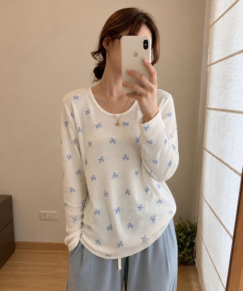 VIBGYOR（ヴィブジョー）の「【EIZZ/アイズ】リボン総柄 プリント リブ ルーズカットソー / 長袖 Tシャツ（Tシャツ/カットソー・レディース・ピンク/ブルー・FREE）」の5枚目の写真