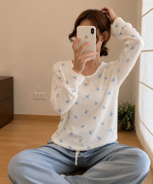 VIBGYOR（ヴィブジョー）の「【EIZZ/アイズ】リボン総柄 プリント リブ ルーズカットソー / 長袖 Tシャツ（Tシャツ/カットソー・レディース・ピンク/ブルー・FREE）」の4枚目の写真