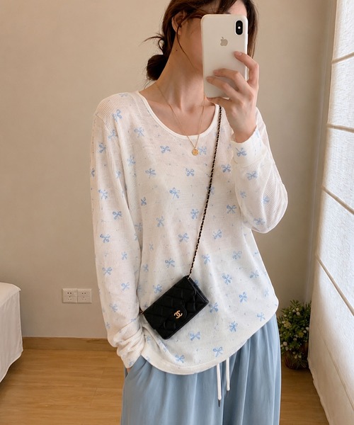 VIBGYOR（ヴィブジョー）の「【EIZZ/アイズ】リボン総柄 プリント リブ ルーズカットソー / 長袖 Tシャツ（Tシャツ/カットソー・レディース・ピンク/ブルー・FREE）」の3枚目の写真