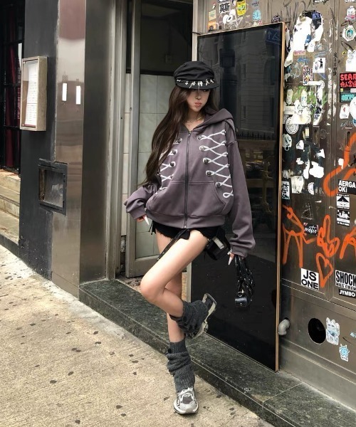 Lis ardent(リスアルダン)の「2026AW ナポレオンデザイン レースアップ ジップパーカー(パーカー・レディース・ダークグレー/ライトグレー・M)」の13枚目の写真