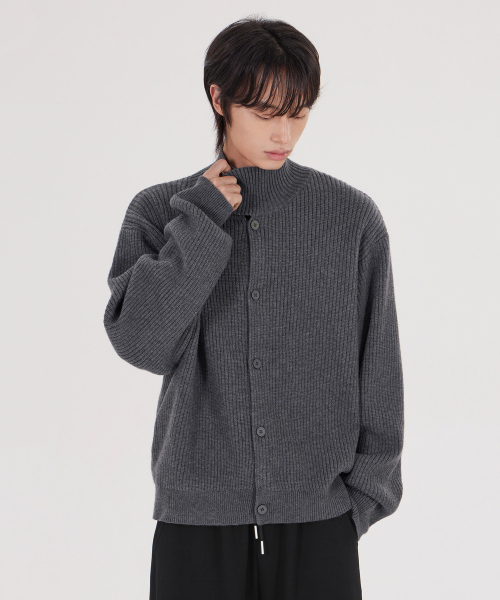 GLW（ジーエルダブリュ）の「[ユニセックス] ハイネックボタンニットカーディガン チャコール（カーディガン/ボレロ・レディース・その他・SMALL/MEDIUM/LARGE/X-LARGE）」の2枚目の写真