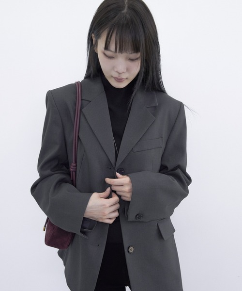 PLEA Collective(プリ―コレクティブ)の「【肩パッド入り】シンプルテーラードジャケット(テーラードジャケット・レディース・チャコール/モカ/ブラック・FREE)」の2枚目の写真