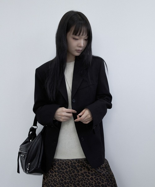 PLEA Collective(プリ―コレクティブ)の「【肩パッド入り】シンプルテーラードジャケット(テーラードジャケット・レディース・チャコール/モカ/ブラック・FREE)」の1枚目の写真