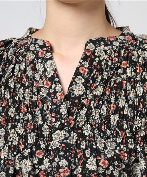 VIS（ビス）の「花柄プリントシャーリングブラウス（シャツ/ブラウス・レディース・ブラック/ワイン/ブルー・FREE）」の4枚目の写真