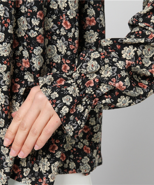 VIS（ビス）の「花柄プリントシャーリングブラウス（シャツ/ブラウス・レディース・ブラック/ワイン/ブルー・FREE）」の5枚目の写真