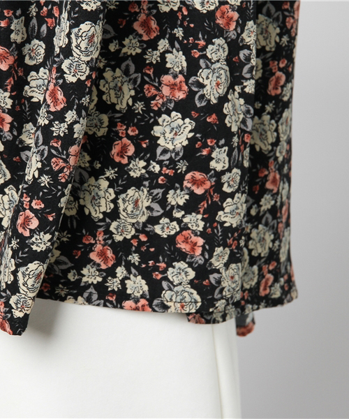 VIS（ビス）の「花柄プリントシャーリングブラウス（シャツ/ブラウス・レディース・ブラック/ワイン/ブルー・FREE）」の6枚目の写真