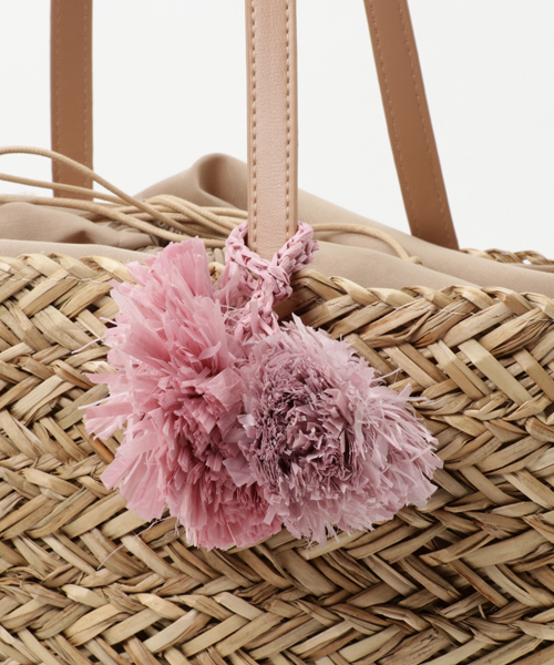 NATURAL BEAUTY BASIC（ナチュラルビューティーベーシック）の「ポンポンロングショルダーバスケット（かごバッグ・レディース・ベージュ系その他/ブラック・ﾌﾘ-）」の5枚目の写真