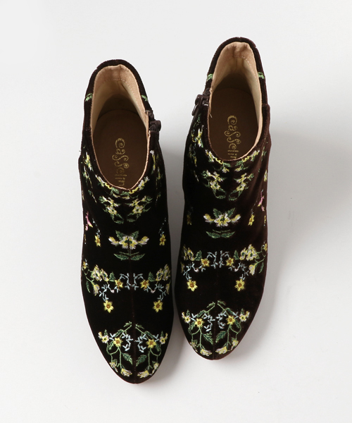 Casselini(キャセリーニ)の「刺繍ショートブーツ(ブーツ・レディース・ブラック/ブラウン・23.5cm/23cm/24.5cm/24cm)」の4枚目の写真