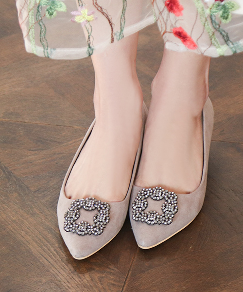 SESTO（セスト）の「【JAPANクオリティ】4.5cmヒールビジューモチーフポインテッドトゥパンプス（パンプス・レディース・ゴールド/ネイビー/ベージュ/ピンク/ブラック/ホワイト/ドット/グレー/グリーン/ラベンダー/ブルー系その他/ダークグレー/テラコッタ/モカ/パープル/チェック・23.5cm/22.5cm/22.0cm/25.5cm/24.5cm/24.0cm/23.0cm）」の4枚目の写真