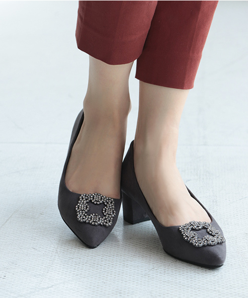 SESTO（セスト）の「【JAPANクオリティ】4.5cmヒールビジューモチーフポインテッドトゥパンプス（パンプス・レディース・ゴールド/ネイビー/ベージュ/ピンク/ブラック/ホワイト/ドット/グレー/グリーン/ラベンダー/ブルー系その他/ダークグレー/テラコッタ/モカ/パープル/チェック・23.5cm/22.5cm/22.0cm/25.5cm/24.5cm/24.0cm/23.0cm）」の5枚目の写真